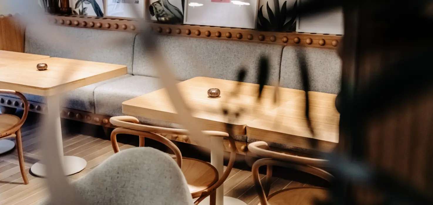 Jasna sala Belli, dębowe stoliki i krzesła thonet